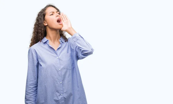 Jovem Hispânica Mulher Negócios Gritando Gritando Alto Para Lado Com — Fotografia de Stock