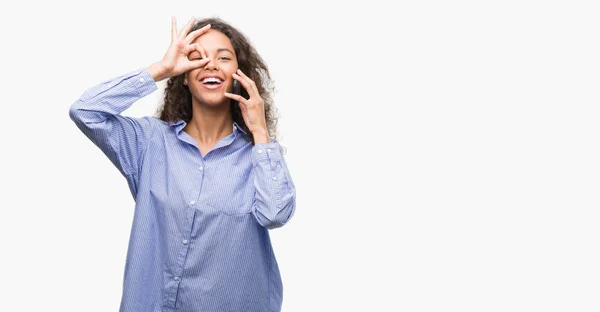 Junge Hispanische Frau Mit Smartphone Mit Glücklichem Gesicht Lächelnd Tut — Stockfoto