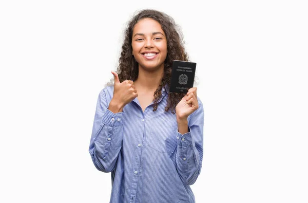 Mujer Hispana Joven Con Pasaporte Italia Feliz Con Una Gran — Foto de Stock