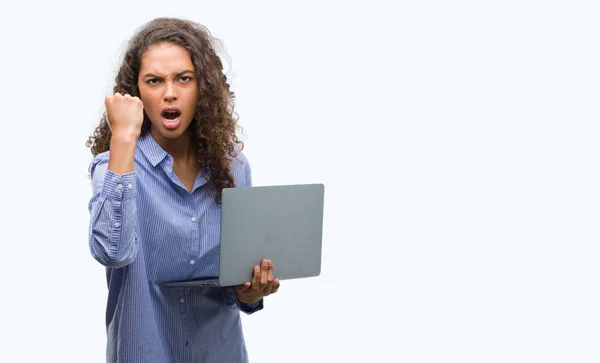 Junge Hispanische Frau Hält Computer Laptop Genervt Und Frustriert Schreit — Stockfoto