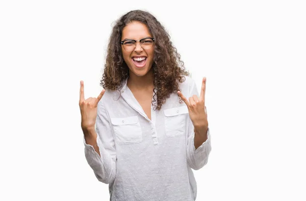 美しい若いヒスパニック系女性を手でロックのシンボルをやって狂った表情で叫ぶ 音楽の星 重いコンセプト — ストック写真
