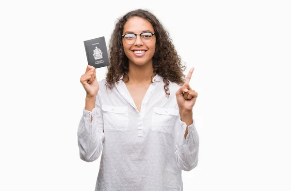 Jovem Hispânica Segurando Passaporte Canadá Surpreso Com Uma Ideia Pergunta — Fotografia de Stock