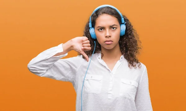 Mulher Hispânica Jovem Usando Fones Ouvido Com Rosto Irritado Sinal — Fotografia de Stock