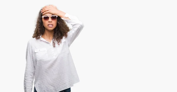 Mujer Hispana Joven Con Gafas Sol Estresadas Con Mano Cabeza — Foto de Stock