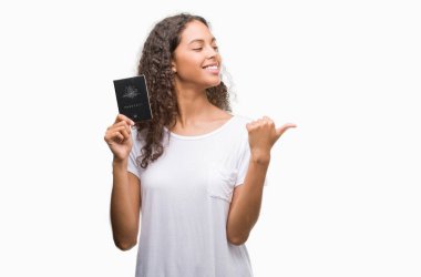 İşaret ve başparmak kadar mutlu yüz gülümseyen tarafı ile gösterilen Avustralya pasaportu tutan genç İspanyol kadın