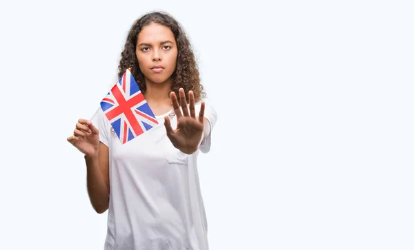 Mladá Žena Hispánský Drží Vlajku Spojeného Království Otevřenou Rukou Dělá — Stock fotografie