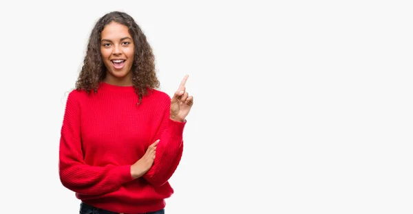 Mujer Hispana Joven Vistiendo Suéter Rojo Con Una Gran Sonrisa — Foto de Stock