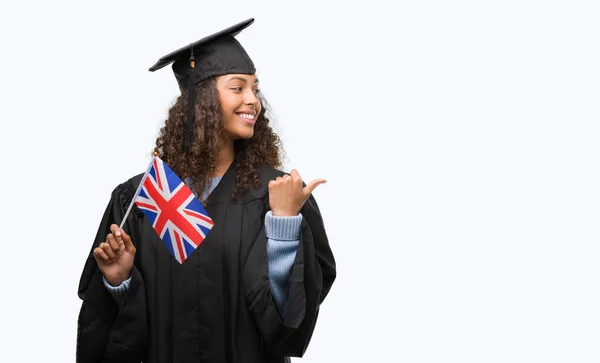 Mujer Hispana Joven Con Uniforme Graduación Sosteniendo Bandera Del Reino —  Fotos de Stock