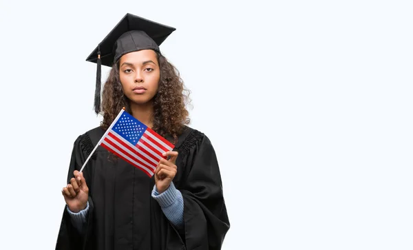 Mujer Hispana Joven Con Uniforme Graduación Sosteniendo Bandera Estados Unidos —  Fotos de Stock