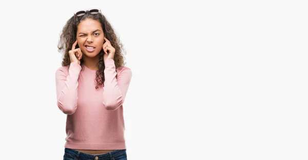 Vacker Ung Spansktalande Kvinna Bär Solglasögon Täcker Öronen Med Fingrar — Stockfoto