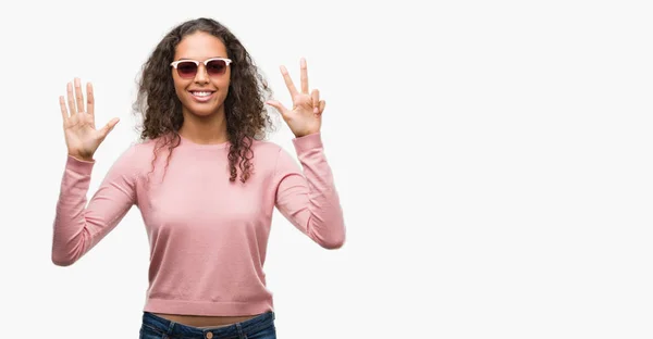 Mulher Hispânica Jovem Bonita Usando Óculos Sol Mostrando Apontando Para — Fotografia de Stock