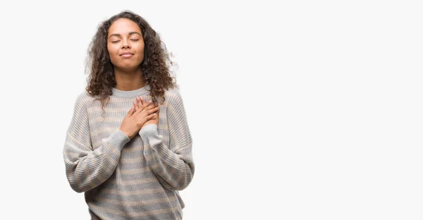 Mooie Jonge Spaanse Vrouw Dragen Strepen Trui Glimlachend Met Handen — Stockfoto