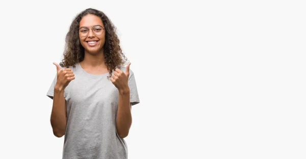 Schöne Junge Hispanische Frau Mit Brille Erfolgszeichen Tun Positive Geste — Stockfoto