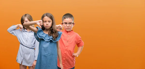 Grupo Niños Niñas Niños Sobre Fondo Naranja Con Cara Enojada —  Fotos de Stock