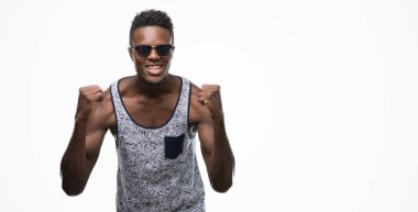 Duygu tezahürat gurur çığlık ve zafer ve başarı çok heyecanlı, kutluyor genç Afro-Amerikan adam