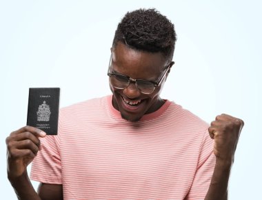 Duygu tezahürat gurur çığlık ve zafer ve başarı çok heyecanlı, kutluyor Kanada pasaportu tutan genç Afro-Amerikan adam