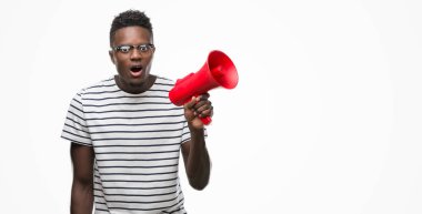 Megafon bir sürpriz yüz, korkuyor ve heyecanlı korku ifadesi ile şok korkmuş tutan genç Afro-Amerikan adam
