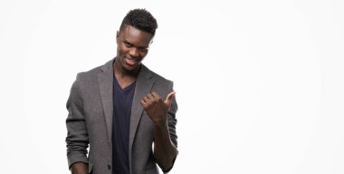El ve parmak ile yukarı dönük mutlu yüz gülümseyen ile bir ceket giyen genç Afro-Amerikan adam