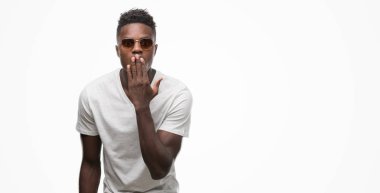 Hata, korku, ifade için utanç ile giyen güneş gözlüğü kapak ağız el ile şok genç Afro-Amerikan adam sessizce, gizli kavramı korkuttu