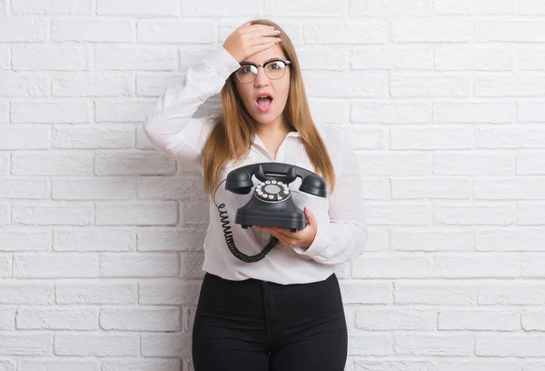 Fiatal Felnőtt Fehér Tégla Falon Gazdaság Vintage Telefon Kézzel Fej — Stock Fotó