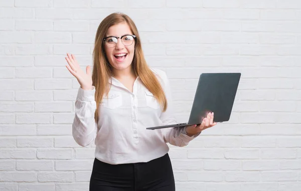 Unga Vuxna Affärskvinna Över Vit Tegelvägg Holding Dator Laptop Mycket — Stockfoto