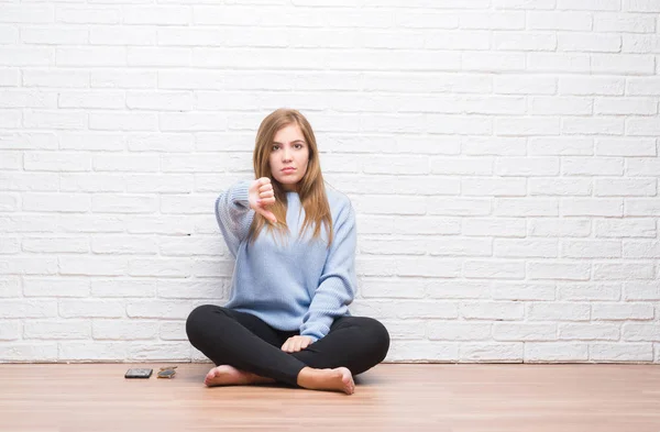 Junge Erwachsene Frau Die Herbst Auf Dem Fußboden Vor Einer — Stockfoto