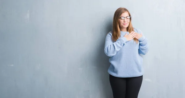 Young Adult Woman Grey Grunge Wall Wearing Glasses Smiling Hands — Stock Photo, Image