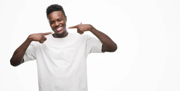 Jovem Afro Americano Vestindo Camiseta Branca Sorrindo Confiante Mostrando Apontando — Fotografia de Stock