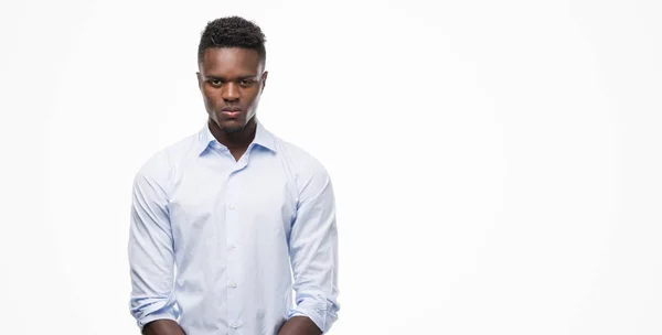 深刻な考えるスマートの顔に自信を持って表現でシャツを着て若いアフリカ系アメリカ人 — ストック写真
