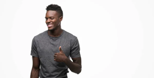 Joven Hombre Afroamericano Vistiendo Camiseta Gris Haciendo Felices Pulgares Con — Foto de Stock