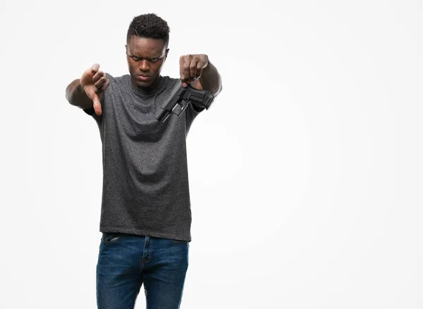 Fiatal Afroamerikai Férfi Dühös Arc Negatív Előjellel Mutatja Ellenszenv Hüvelykujját — Stock Fotó