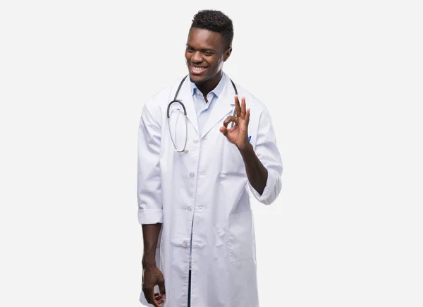 Jeune Homme Afro Américain Portant Manteau Médecin Faisant Signe Avec — Photo