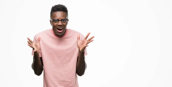 Νεαρός Αφρικανική Αμερικανική Άνθρωπος Που Φοράει Ροζ Shirt Γιορτάζοντας Τρελό — Φωτογραφία Αρχείου