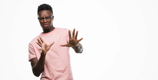 Νεαρός Αφρικανική Αμερικανική Άνθρωπος Που Φοράει Ροζ Μπλουζάκι Φοβισμένος Και — Φωτογραφία Αρχείου