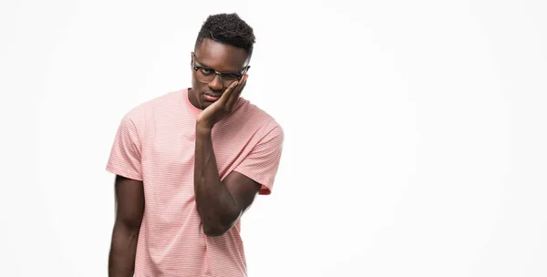 Afro Amerikai Fiatalember Visel Rózsaszín Póló Gondolkodás Látszó Fáradt Unatkozni — Stock Fotó