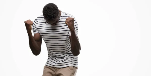 Joven Hombre Afroamericano Con Gafas Camiseta Azul Marino Muy Feliz — Foto de Stock