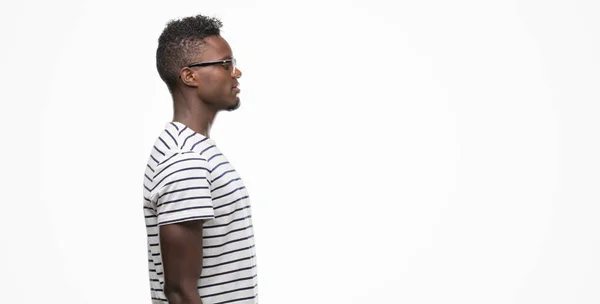 Joven Hombre Afroamericano Con Gafas Camiseta Azul Marino Mirando Costado — Foto de Stock