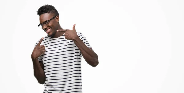 Junger Afrikanisch Amerikanischer Mann Mit Brille Und Marineblauem Shirt Lächelt — Stockfoto