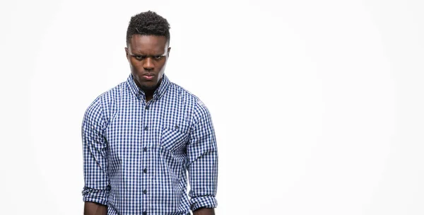 若いアフリカ系アメリカ人が身に着けている青いシャツ懐疑論者と神経 しかめっ面の動揺問題のため 否定的な人 — ストック写真