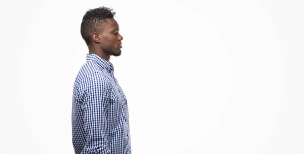 Junger Afrikanisch Amerikanischer Mann Trägt Blaues Hemd Mit Seitlichem Blick — Stockfoto