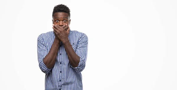 Joven Afroamericano Vestido Con Camisa Azul Impactó Cubriendo Boca Con —  Fotos de Stock