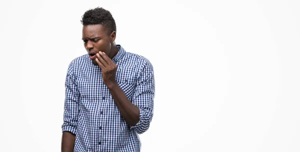 Junger Afrikanisch Amerikanischer Mann Blauem Hemd Der Den Mund Mit — Stockfoto