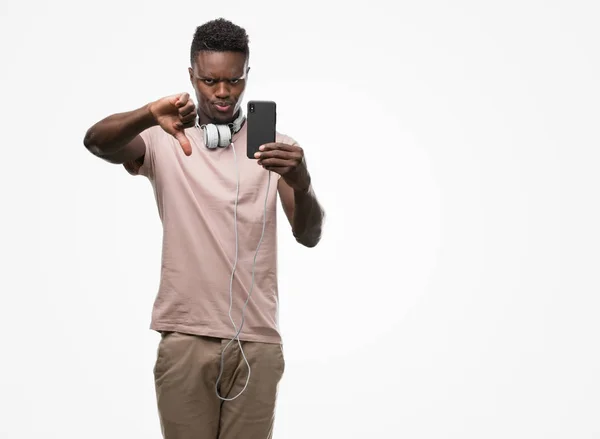 Afro Amerikai Fiatalember Fejhallgató Viselése Gazdaság Smartphone Val Haragos Arc — Stock Fotó