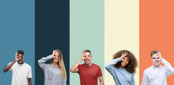 Groep Mensen Vintage Kleuren Achtergrond Doen Gebaar Met Hand Glimlachen — Stockfoto