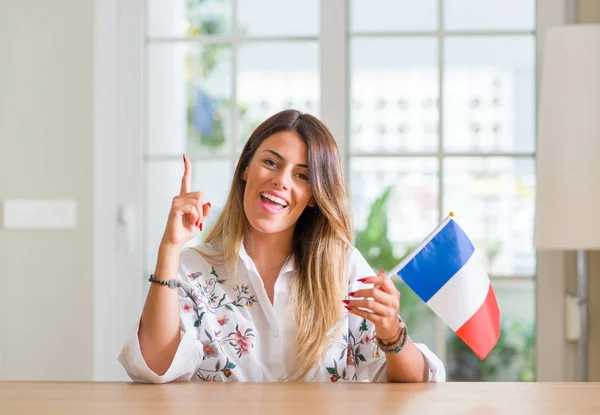 Молодая Женщина Дома Флагом Франции Удивлена Идеей Вопросом Указывая Пальцем — стоковое фото