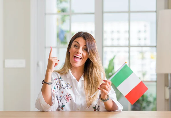 Giovane Donna Casa Con Bandiera Italia Sorpresa Idea Una Domanda — Foto Stock