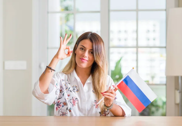 Молодая Женщина Дома Флагом России Делает Хорошо Знак Пальцами Отличный — стоковое фото