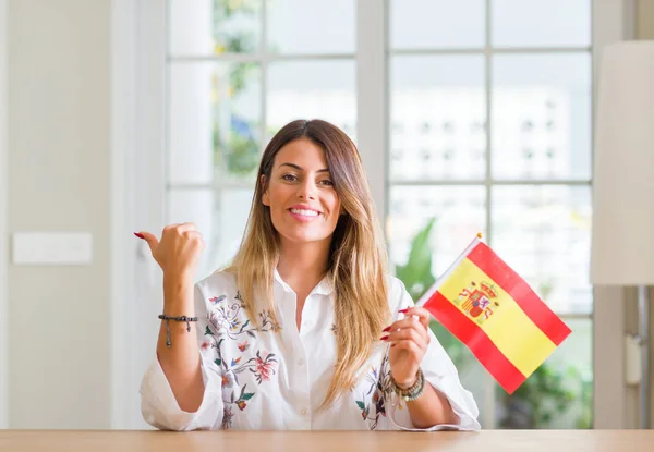 Mujer Joven Casa Sosteniendo Bandera España Señalando Con Mano Dedo —  Fotos de Stock