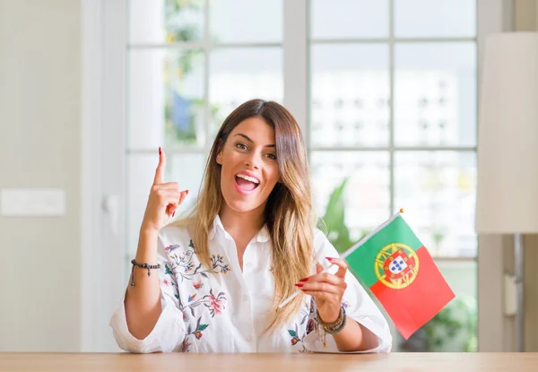 Молодая Женщина Дома Флагом Португалии Удивлена Идеей Вопросом Указывая Пальцем — стоковое фото