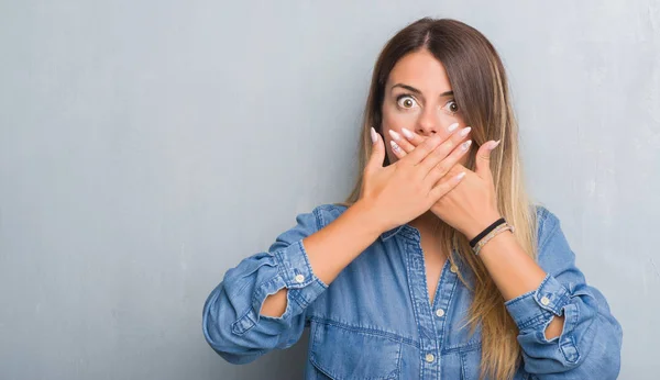 Junge Erwachsene Frau Über Grunge Grauer Wand Jeans Outfit Schockiert — Stockfoto